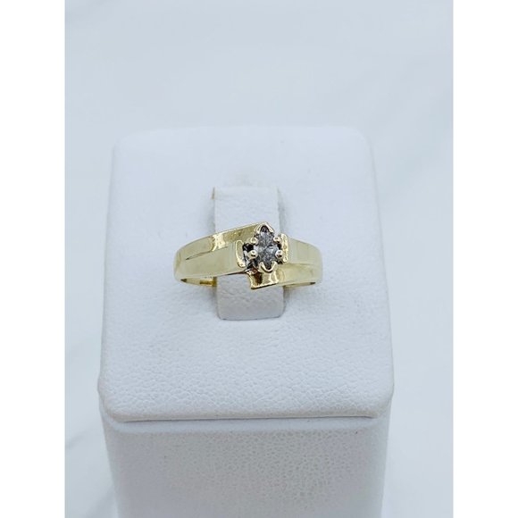 ❤️ 10k gold ring❤️ Women’s engagement ring Size 7 ❤️ Diamond